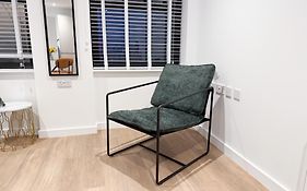 Spacious Modern 1 Bed Apartments In St Neots - Perfect For Contractors & Professionals - Free Parking - Wifi - Fully Equipped Kitchen - Smart Tv Ideal For Work Stays And Long Projects