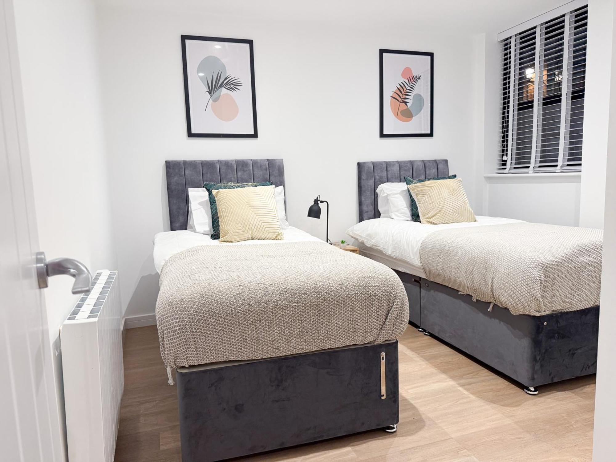 Spacious Modern 1 Bed Apartments In St Neots - Perfect For Contractors & Professionals - Free Parking - Wifi - Fully Equipped Kitchen - Smart Tv Ideal For Work Stays And Long Projects Exterior photo
