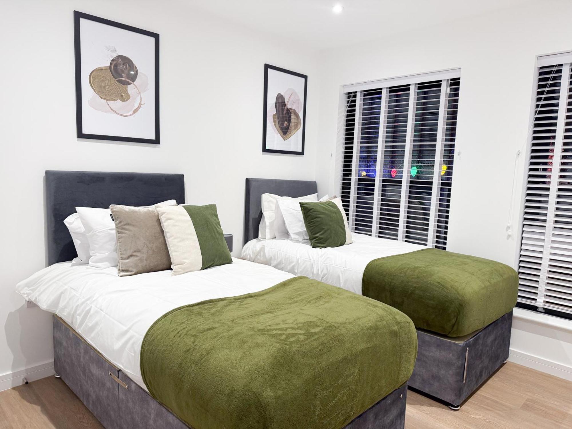 Spacious Modern 1 Bed Apartments In St Neots - Perfect For Contractors & Professionals - Free Parking - Wifi - Fully Equipped Kitchen - Smart Tv Ideal For Work Stays And Long Projects Exterior photo