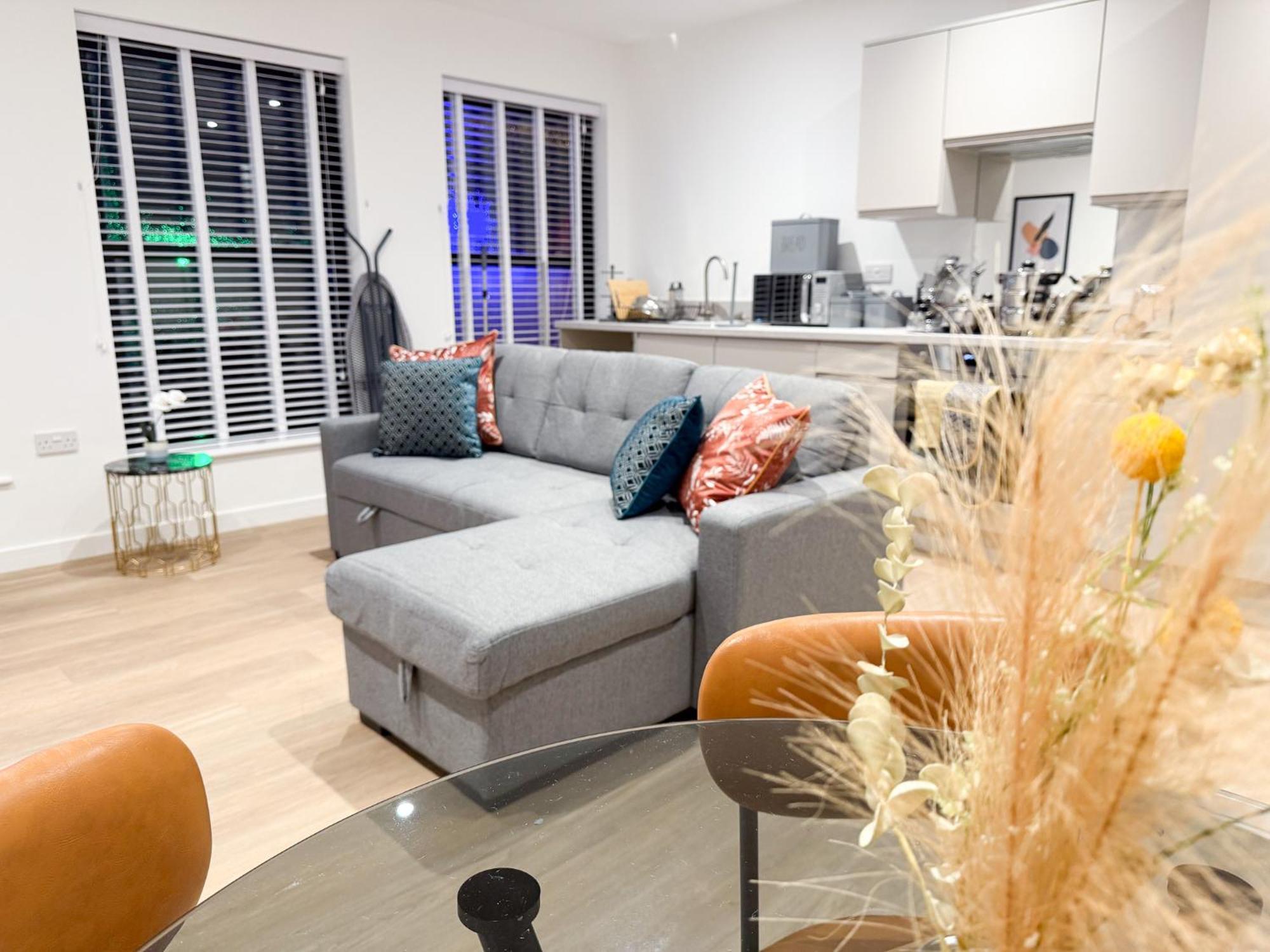 Spacious Modern 1 Bed Apartments In St Neots - Perfect For Contractors & Professionals - Free Parking - Wifi - Fully Equipped Kitchen - Smart Tv Ideal For Work Stays And Long Projects Exterior photo