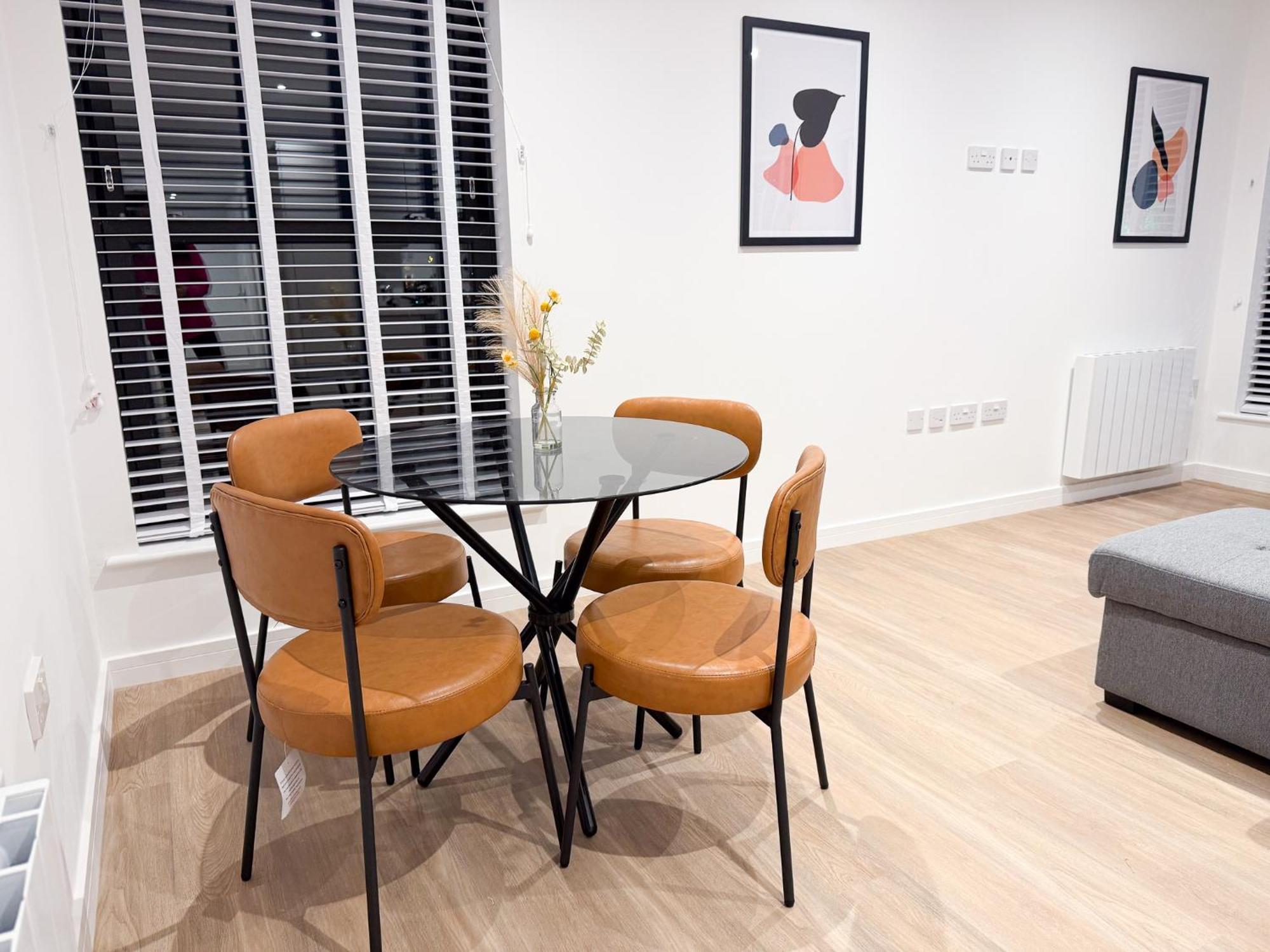 Spacious Modern 1 Bed Apartments In St Neots - Perfect For Contractors & Professionals - Free Parking - Wifi - Fully Equipped Kitchen - Smart Tv Ideal For Work Stays And Long Projects Exterior photo