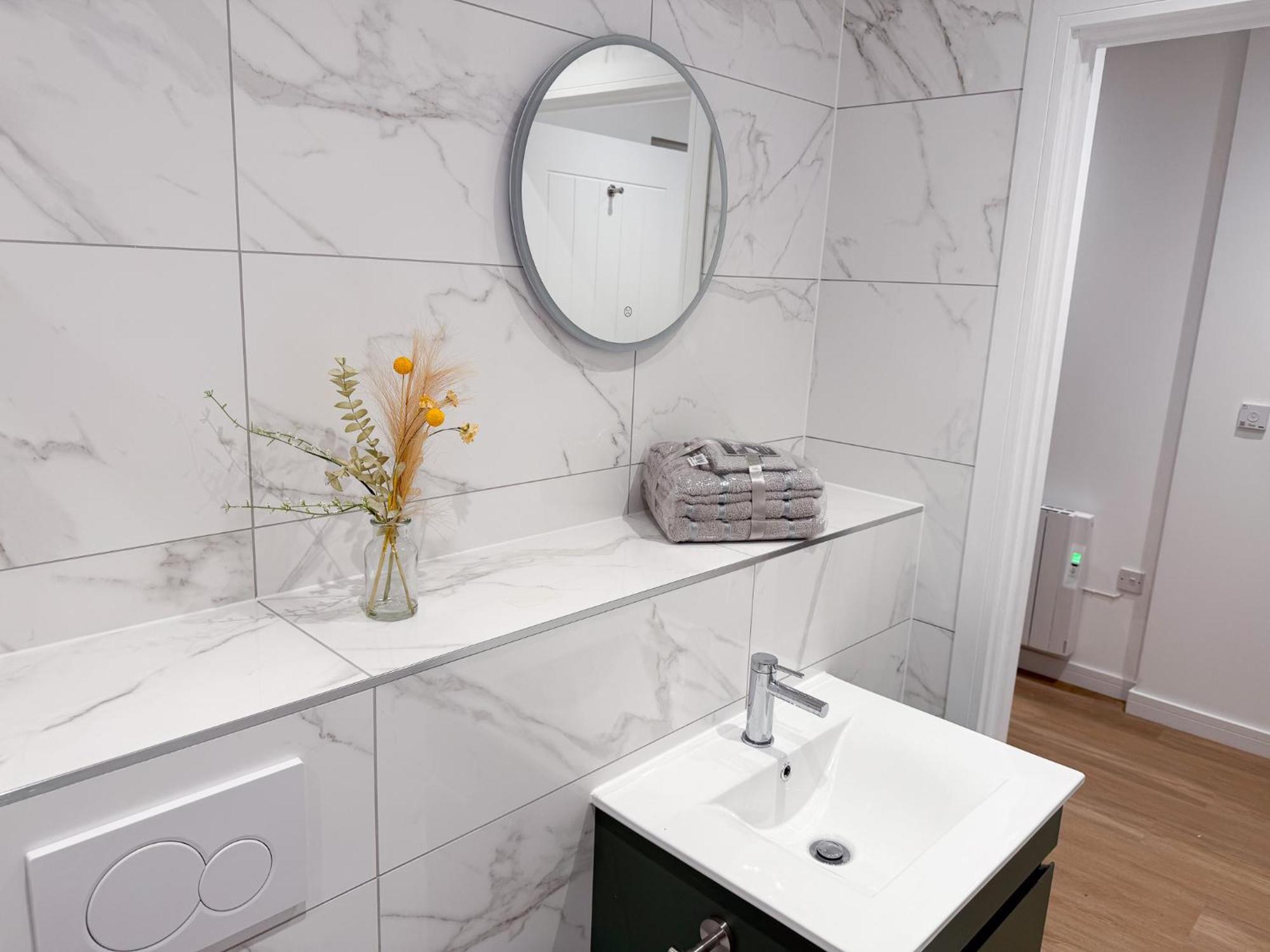 Spacious Modern 1 Bed Apartments In St Neots - Perfect For Contractors & Professionals - Free Parking - Wifi - Fully Equipped Kitchen - Smart Tv Ideal For Work Stays And Long Projects Exterior photo
