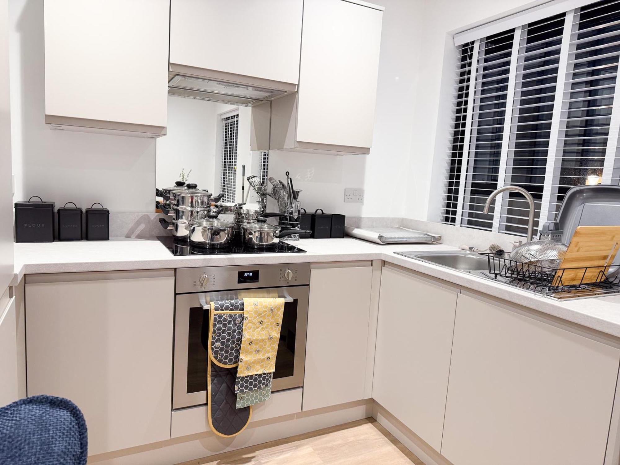 Spacious Modern 1 Bed Apartments In St Neots - Perfect For Contractors & Professionals - Free Parking - Wifi - Fully Equipped Kitchen - Smart Tv Ideal For Work Stays And Long Projects Exterior photo