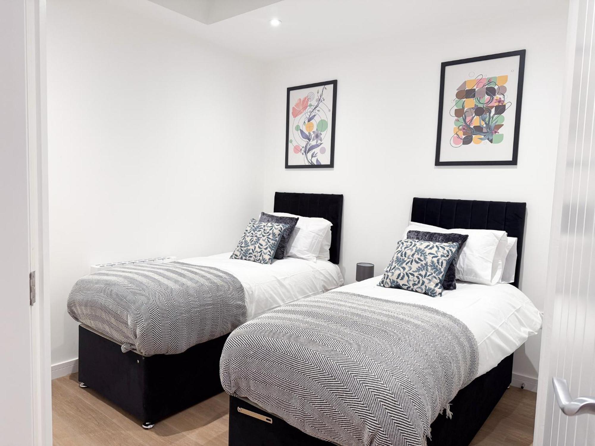 Spacious Modern 1 Bed Apartments In St Neots - Perfect For Contractors & Professionals - Free Parking - Wifi - Fully Equipped Kitchen - Smart Tv Ideal For Work Stays And Long Projects Exterior photo