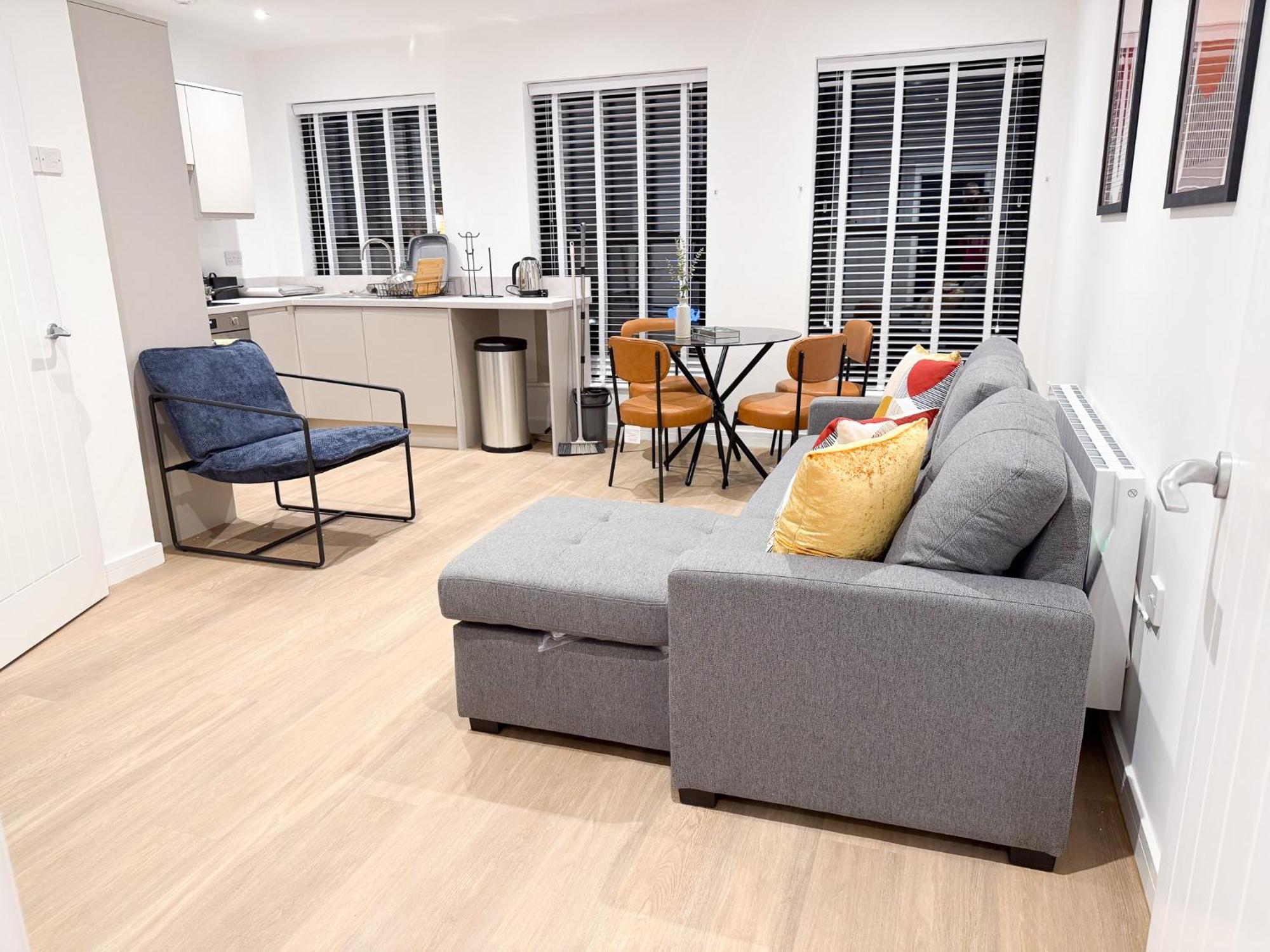 Spacious Modern 1 Bed Apartments In St Neots - Perfect For Contractors & Professionals - Free Parking - Wifi - Fully Equipped Kitchen - Smart Tv Ideal For Work Stays And Long Projects Exterior photo