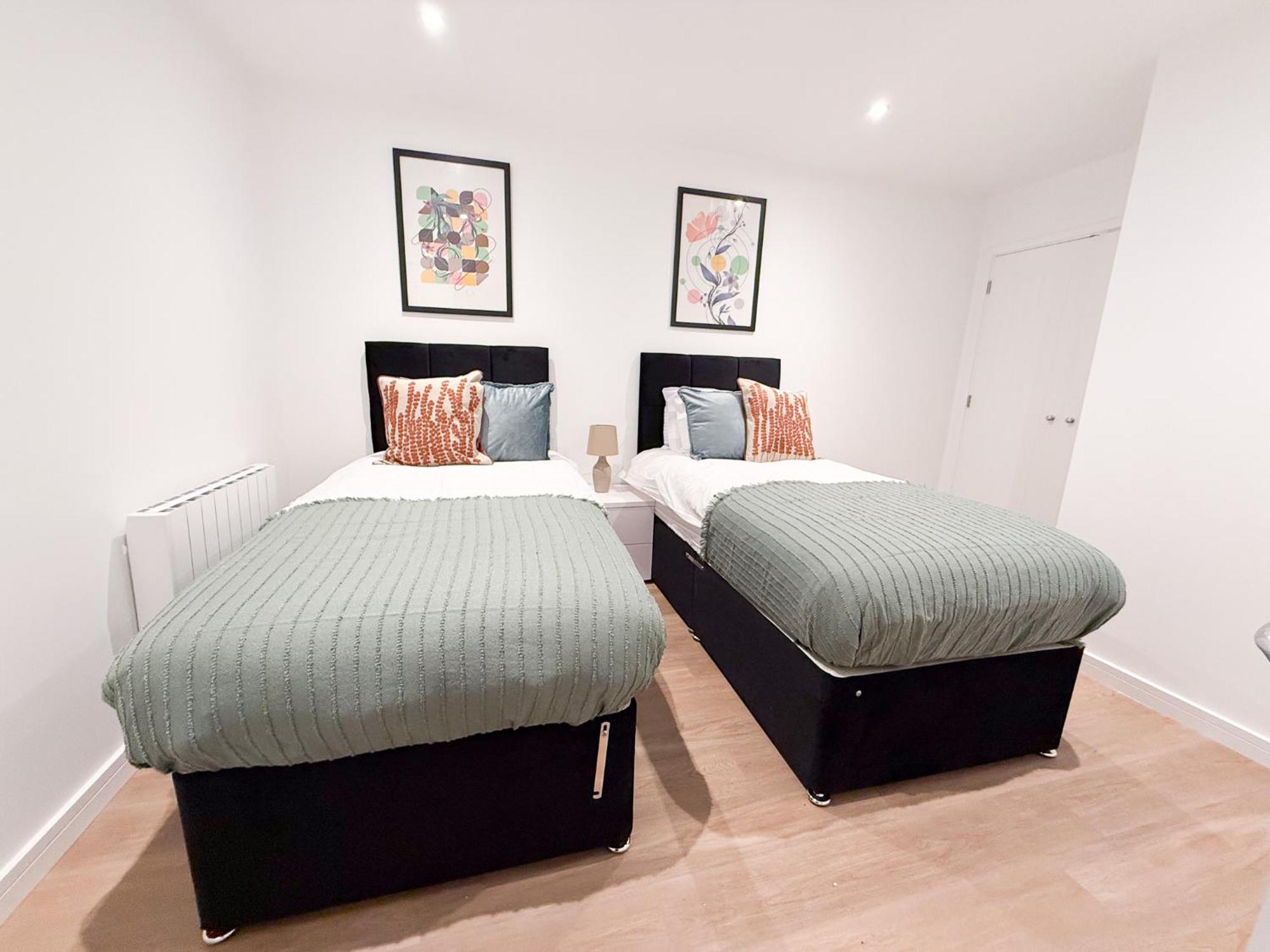 Spacious Modern 1 Bed Apartments In St Neots - Perfect For Contractors & Professionals - Free Parking - Wifi - Fully Equipped Kitchen - Smart Tv Ideal For Work Stays And Long Projects Exterior photo