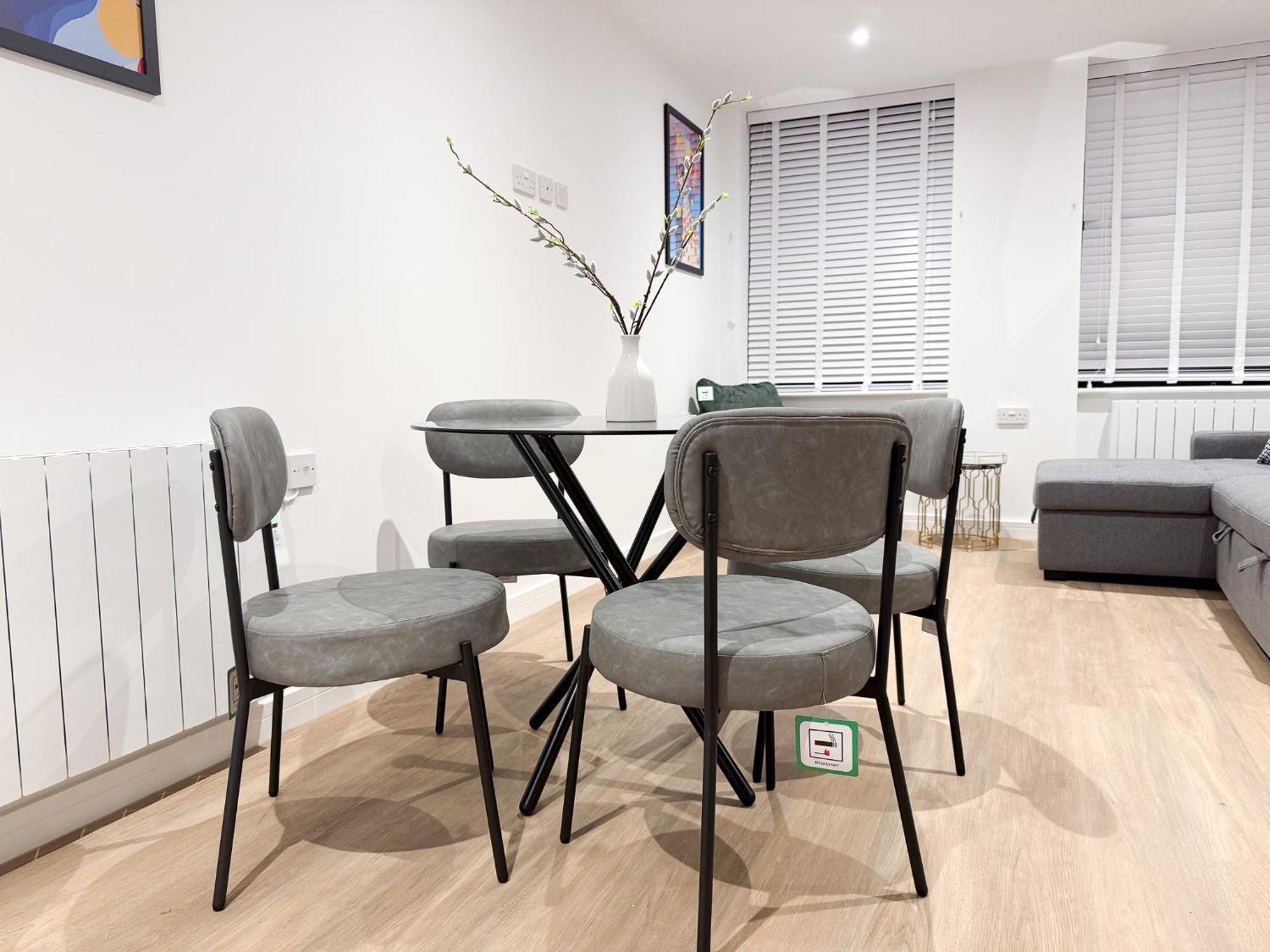 Spacious Modern 1 Bed Apartments In St Neots - Perfect For Contractors & Professionals - Free Parking - Wifi - Fully Equipped Kitchen - Smart Tv Ideal For Work Stays And Long Projects Exterior photo